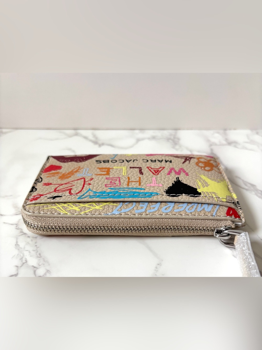 New Marc Jacobs Top Zip Multi Wallet Beige Graffiti Print - Picture 7 of 9